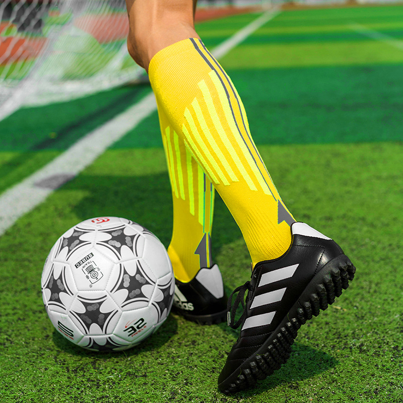 Snabbtorkande fotbollsstrumpor som andas